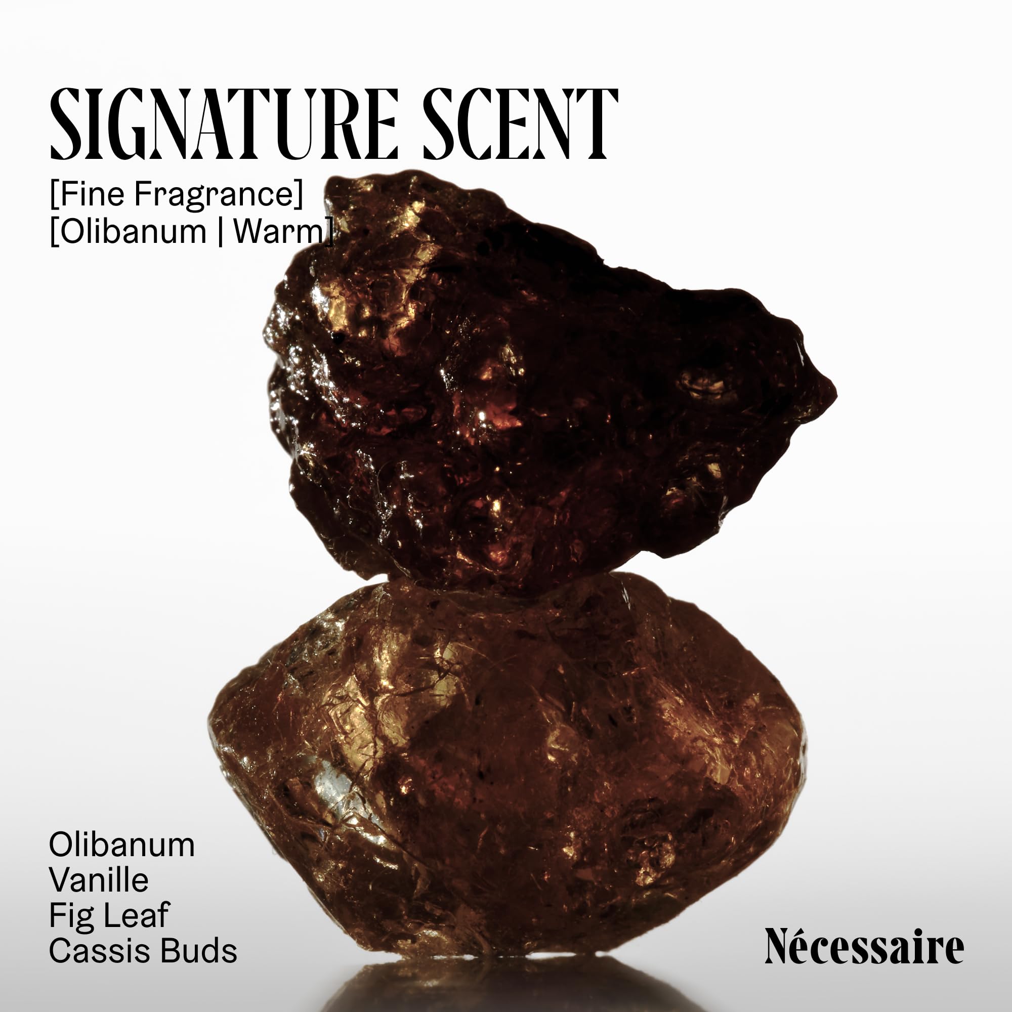 Nécessaire pouring gel on hand to show spreadable consistency and controlled use
