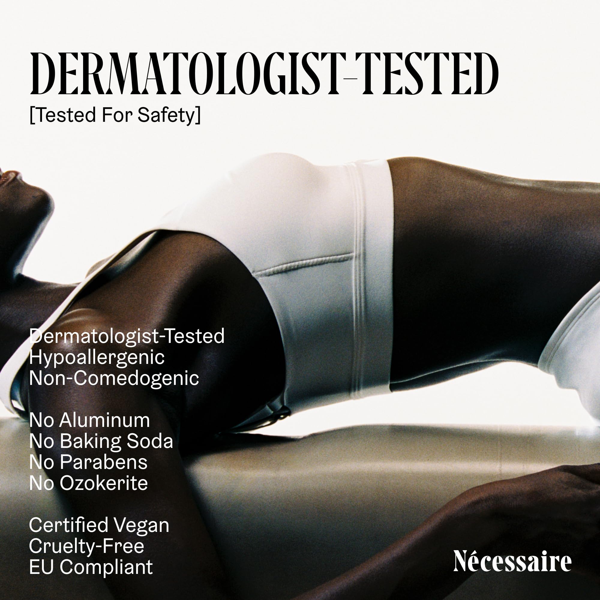 Nécessaire next to hand showing product scale and travel-friendly benefit