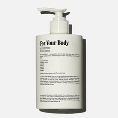 Nécessaire dispensing lotion from pump highlighting fast-absorbing finish