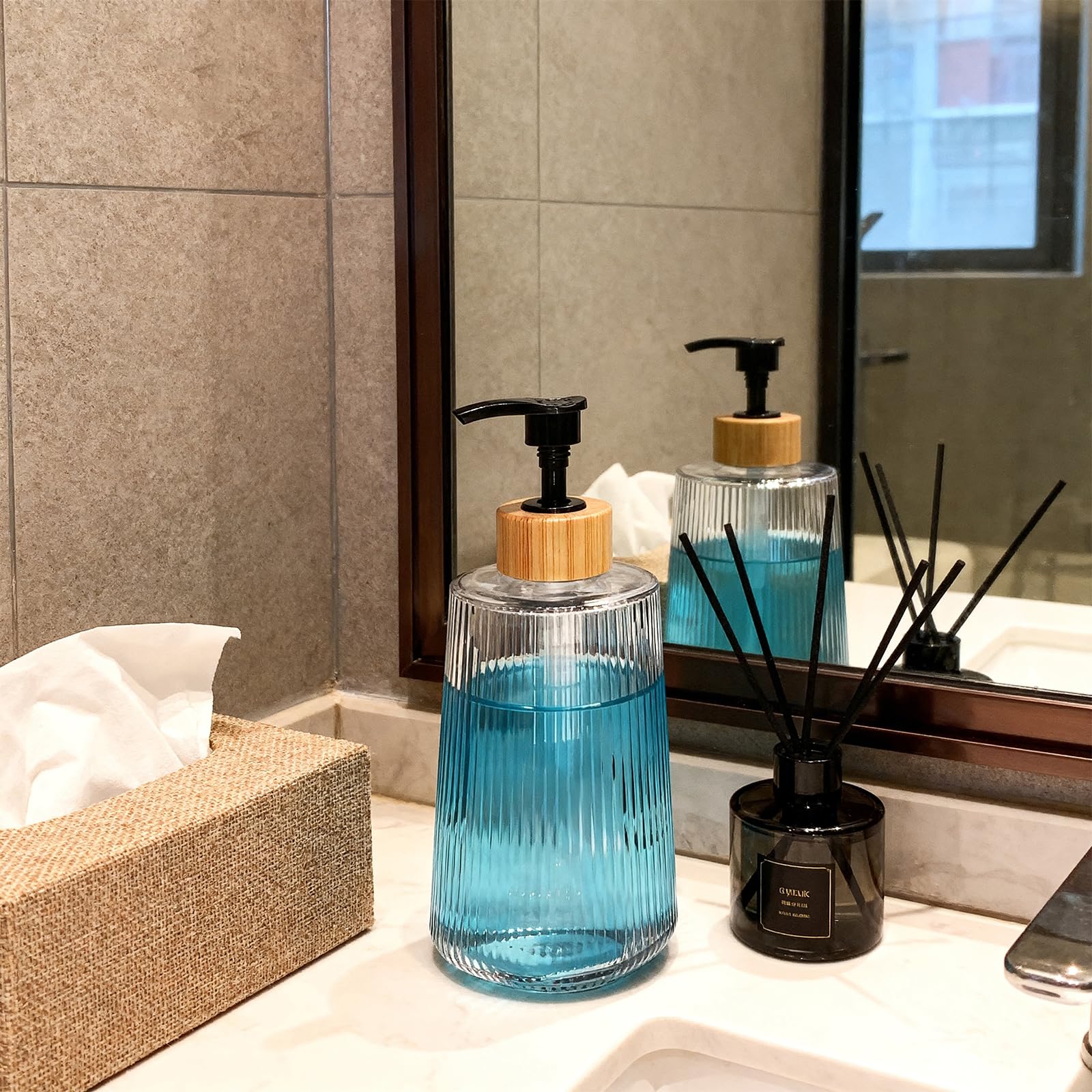Nortsa Miira non-slip square base detail, stable placement on wet counters