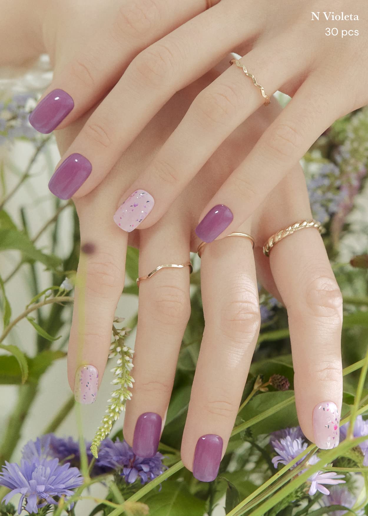 ohora hand applying a gel nail strip demonstrating smooth laydown and fast at-home use