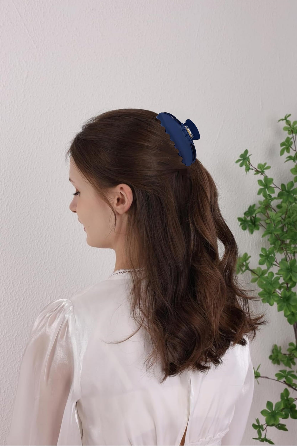 OideGuiing clip beside a hand showing size and scale benefit: easy to handle