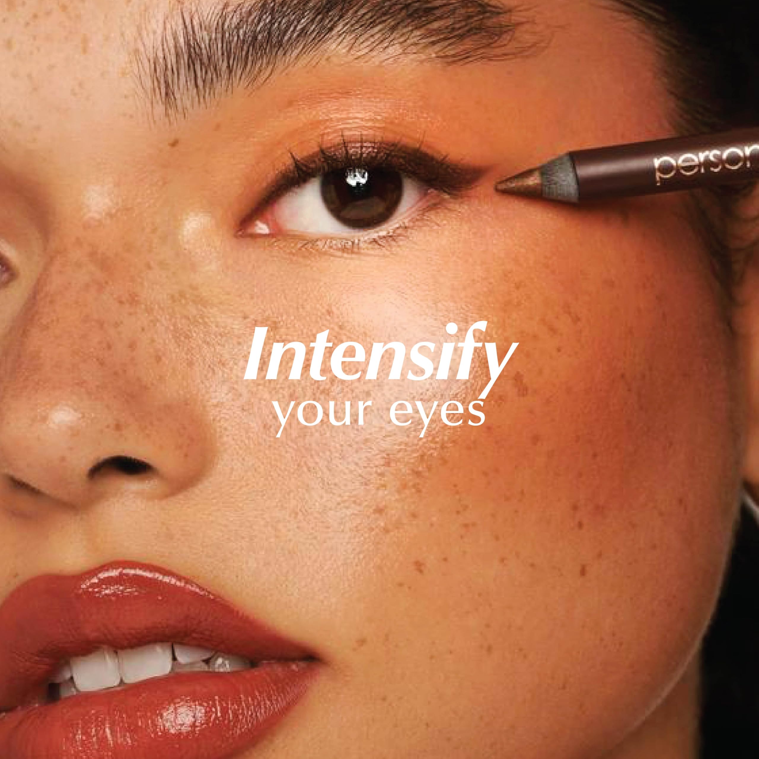 PERSONA smudged smoky look demonstrating blendability