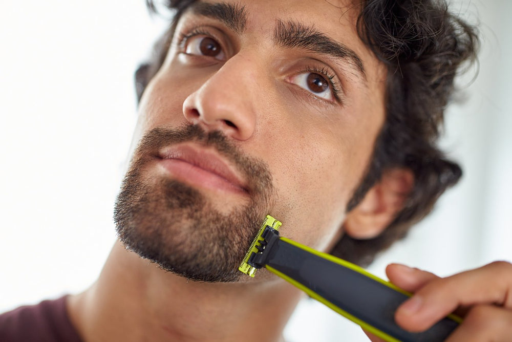 Philips OneBlade QP2520 edge line demonstration showing precise edging for clean contours