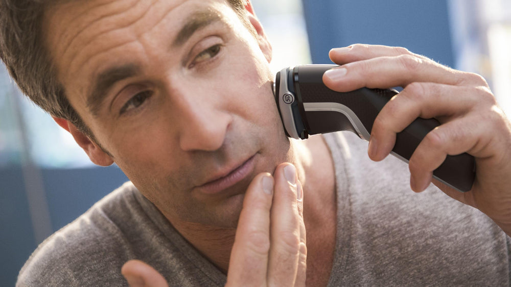 PHILIPS shaver in shower demonstrating wet use and easy rinsing benefit