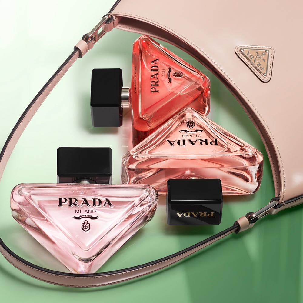 Prada Paradoxe woody base visual suggesting balanced depth and longevity
