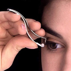 Prima Shogyo curler in use curling inner corner lashes for defined eyes