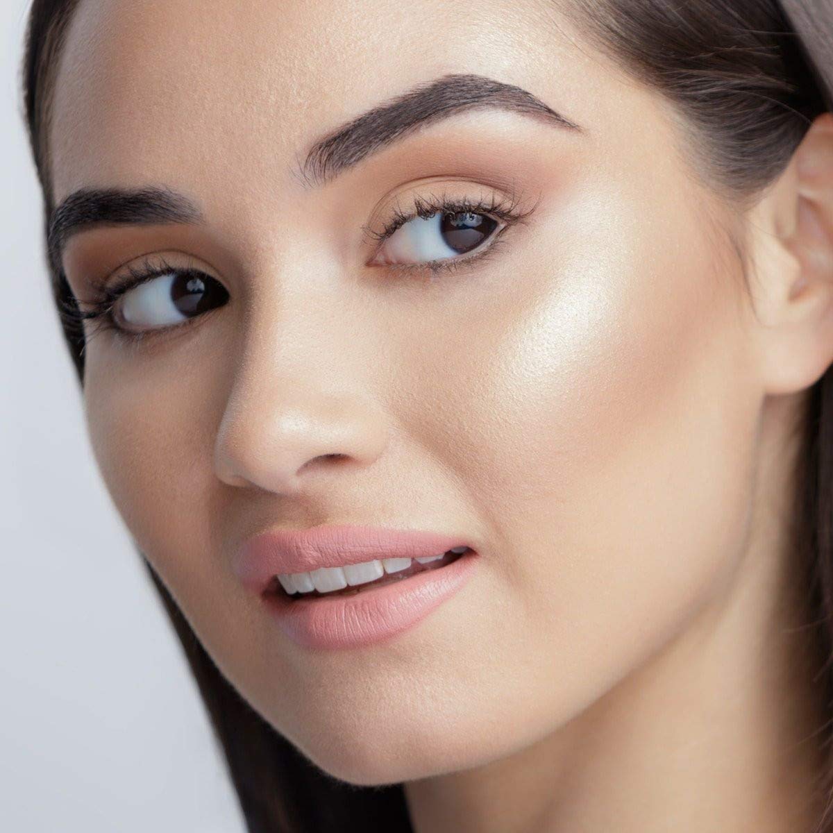 PÜR MINERALS bronzer next to coin showing compact size and travel-friendly benefit
