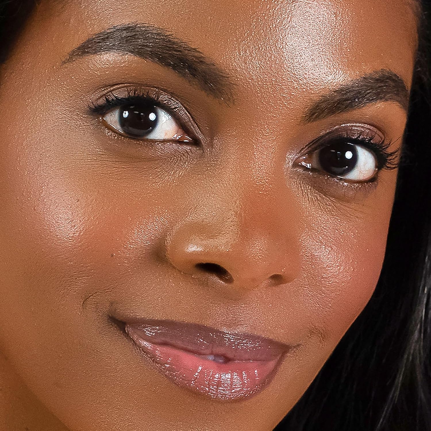 PÜR MINERALS lifestyle image with model showcasing defined lashes