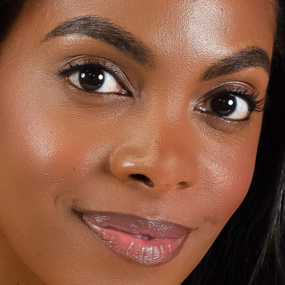 PÜR MINERALS lifestyle image with model showcasing defined lashes