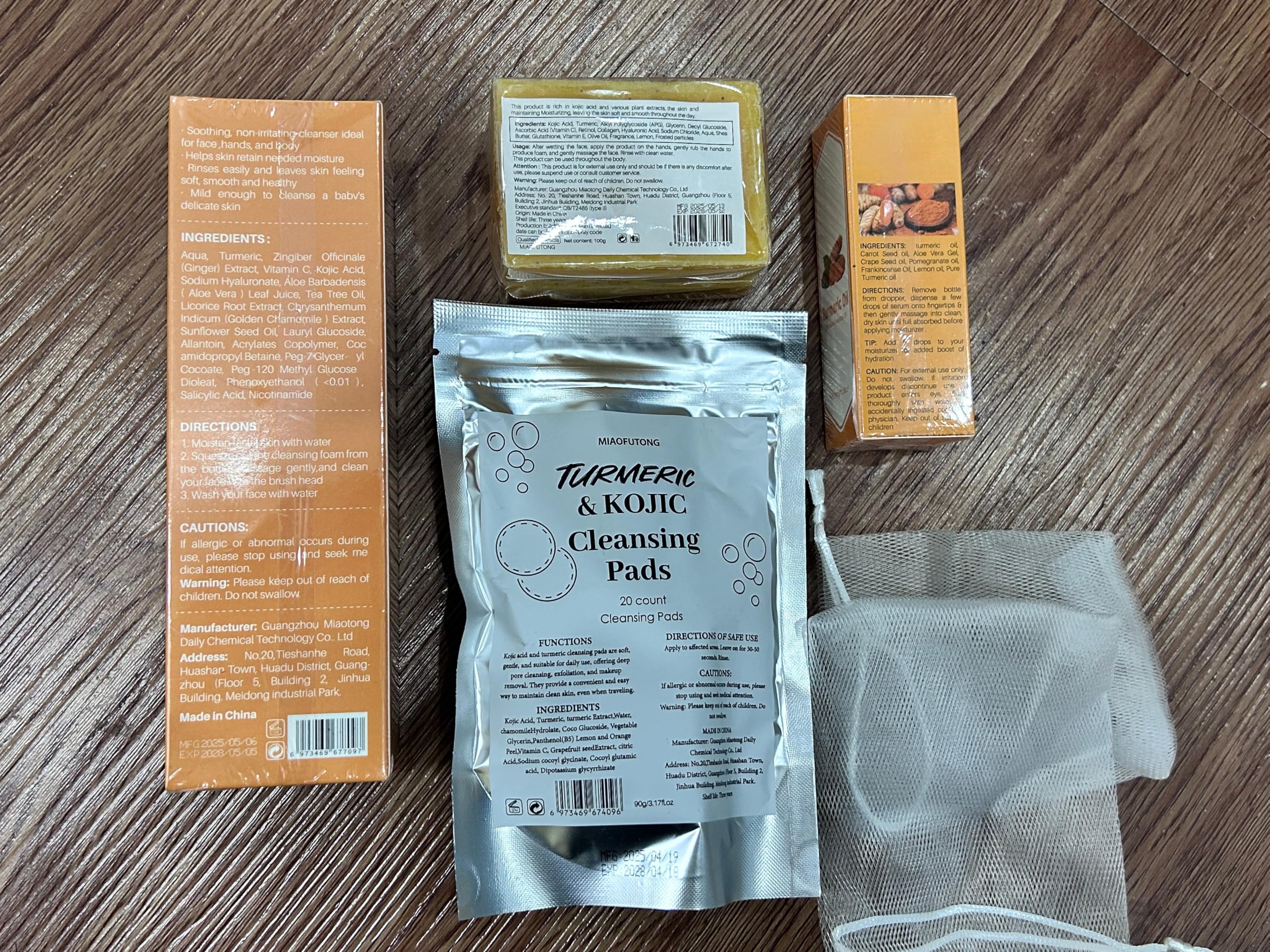 qvkzl scale comparison with hands illustrating compact, travel-friendly sizes