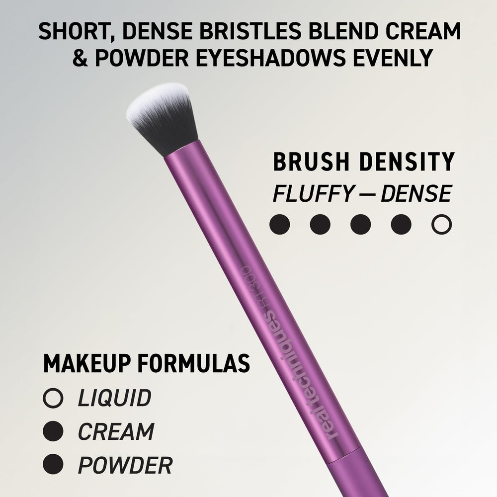 Real Techniques Setting Brush dusting highlighter for a smooth airbrushed finish