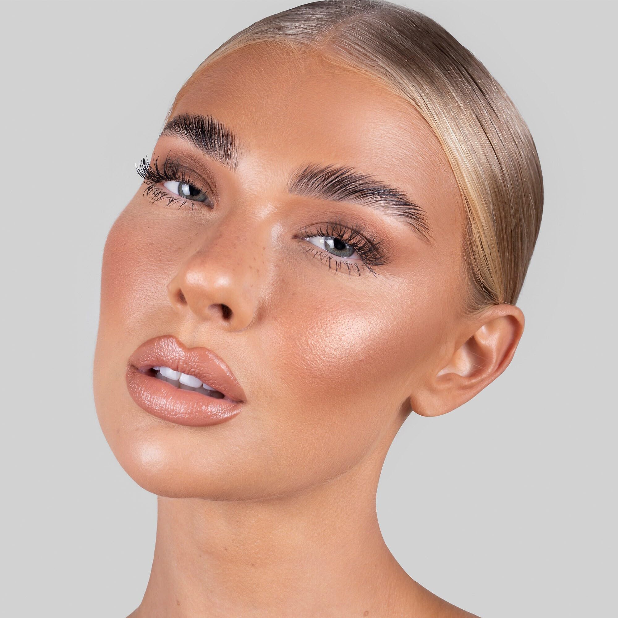 REFY brow sculpt texture closeup revealing wax-gel consistency for smooth, controlled application