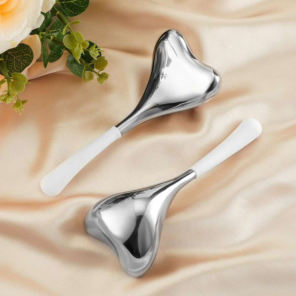 Running man cryo stick in lifestyle setting during relaxation routine to refresh and calm skin