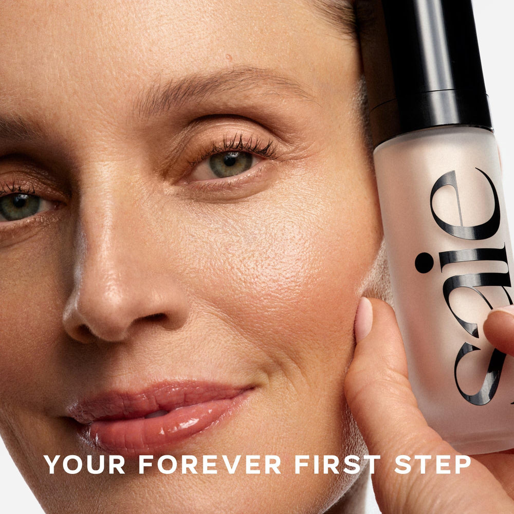 Saie on collarbones and shoulders highlighting body-friendly luminous effect