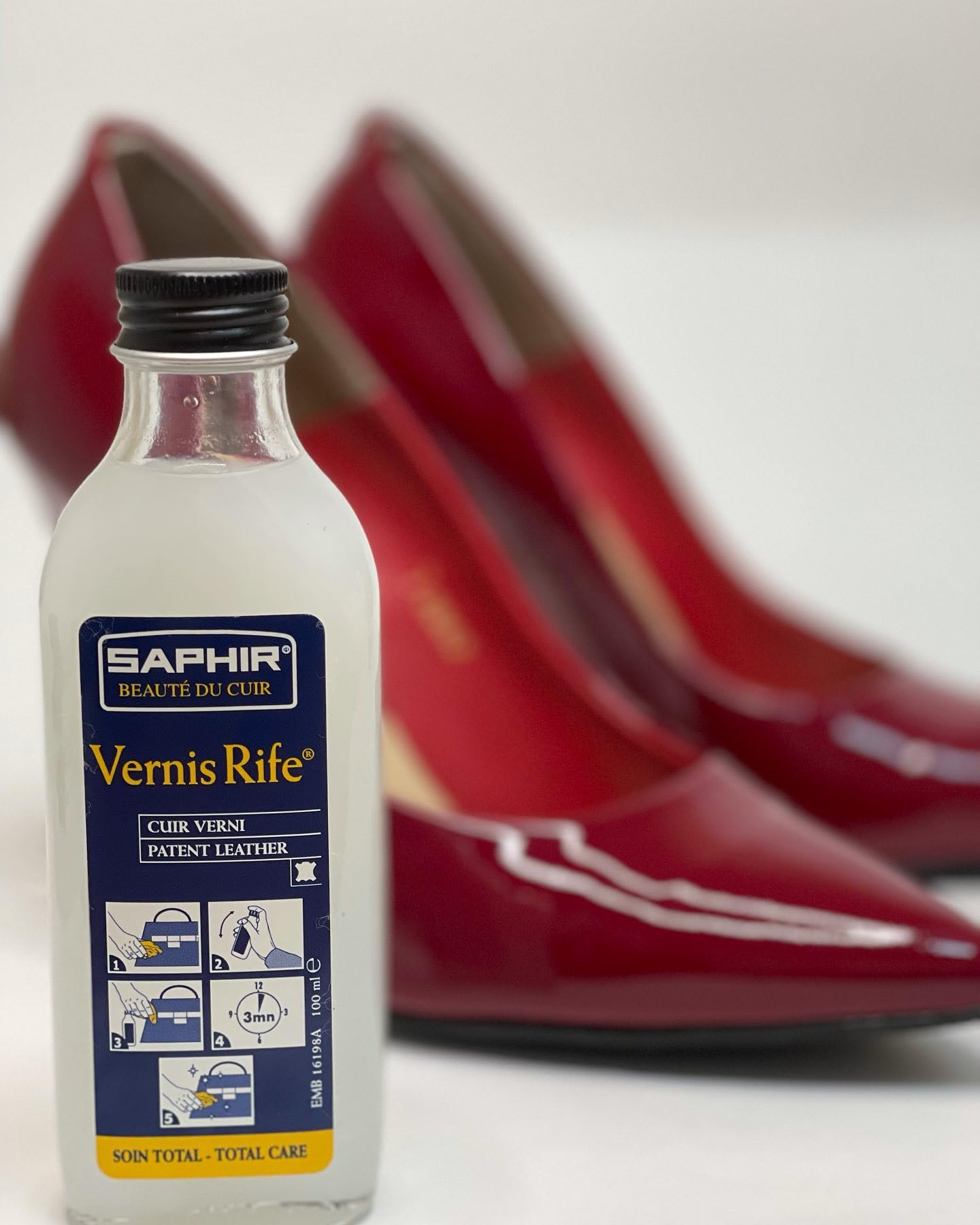 SAPHIR Vernis Rife included soft cotton cloth displayed for precise application and even buffing
