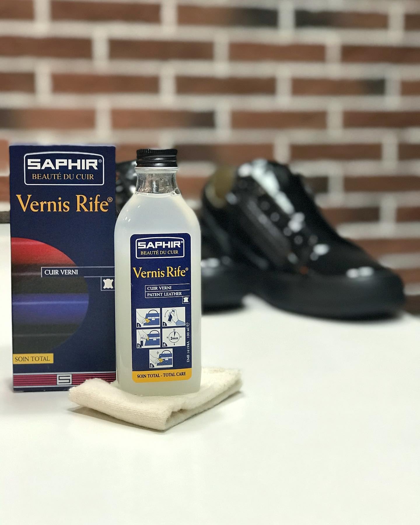 SAPHIR Vernis Rife 100 mL next to a coin for scale indicating compact, travel-friendly care