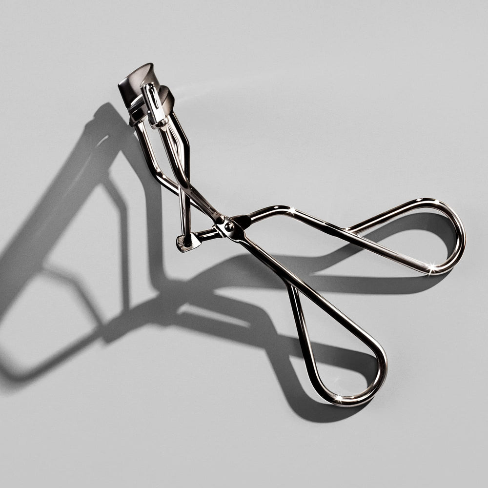 Shiseido curler hinge detail showing durable construction and alignment