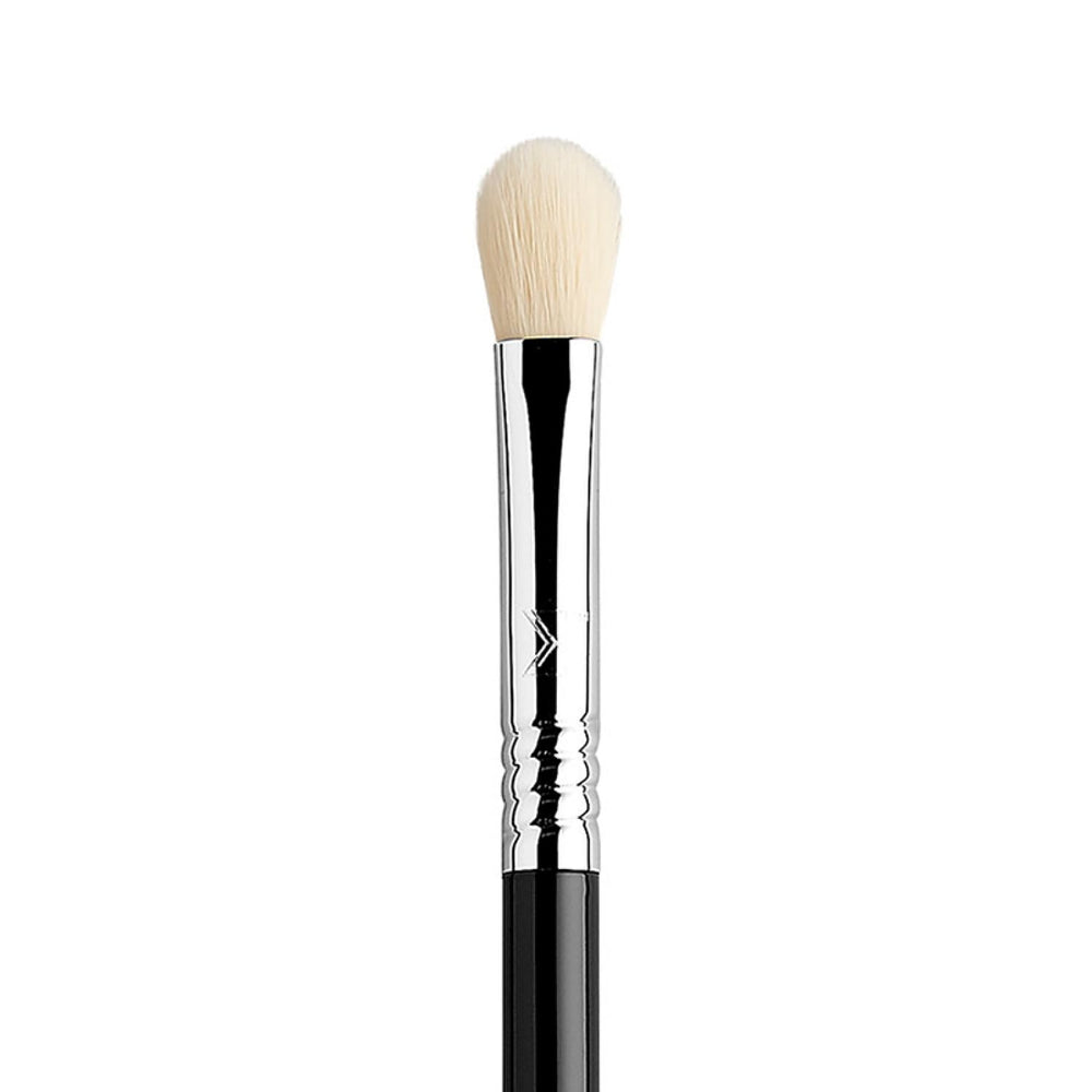 Sigma Beauty E25 bristle close-up highlighting SigmaTech fibers for even pigment distribution