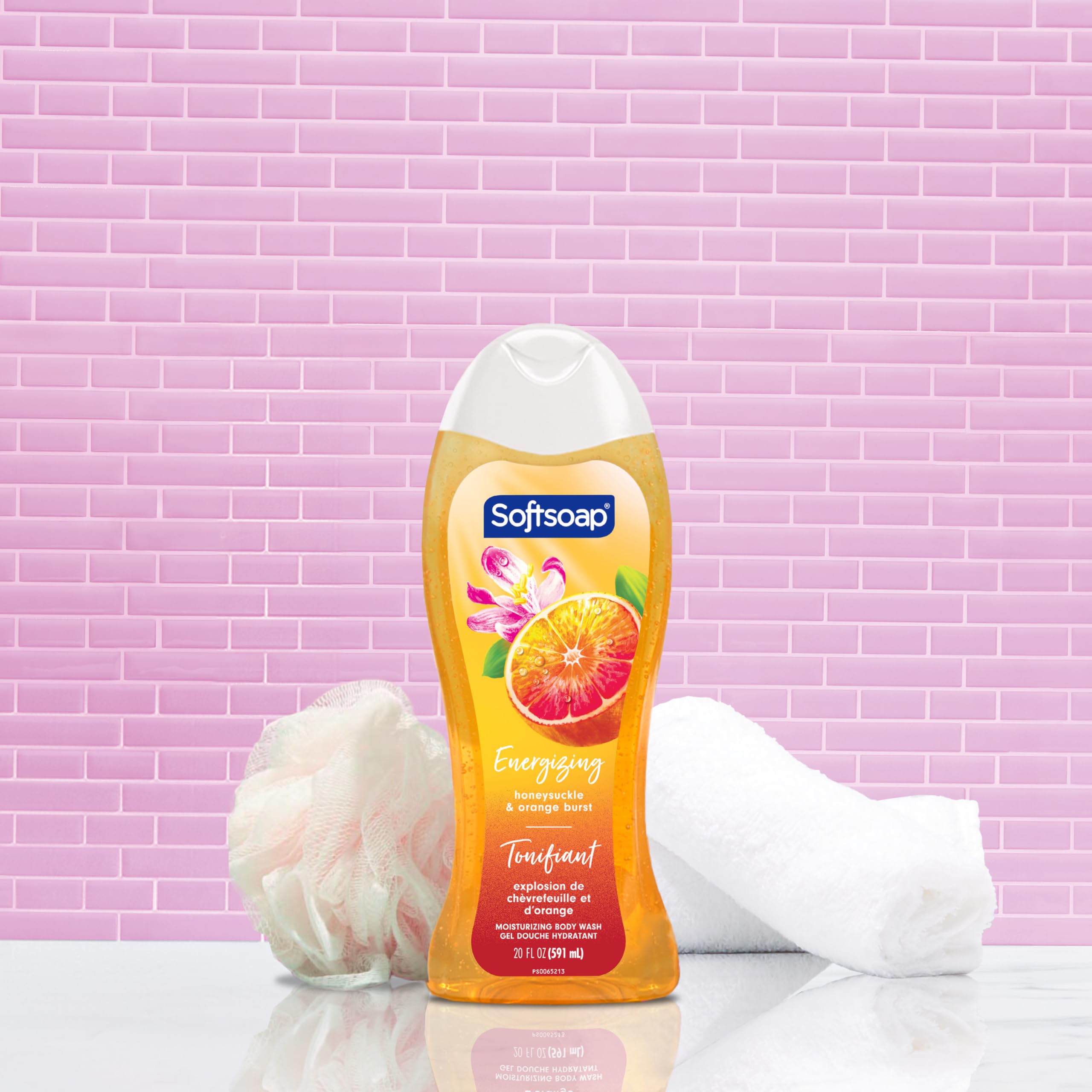 Softsoap pump close-up dispensing gel, easy one-handed use benefit