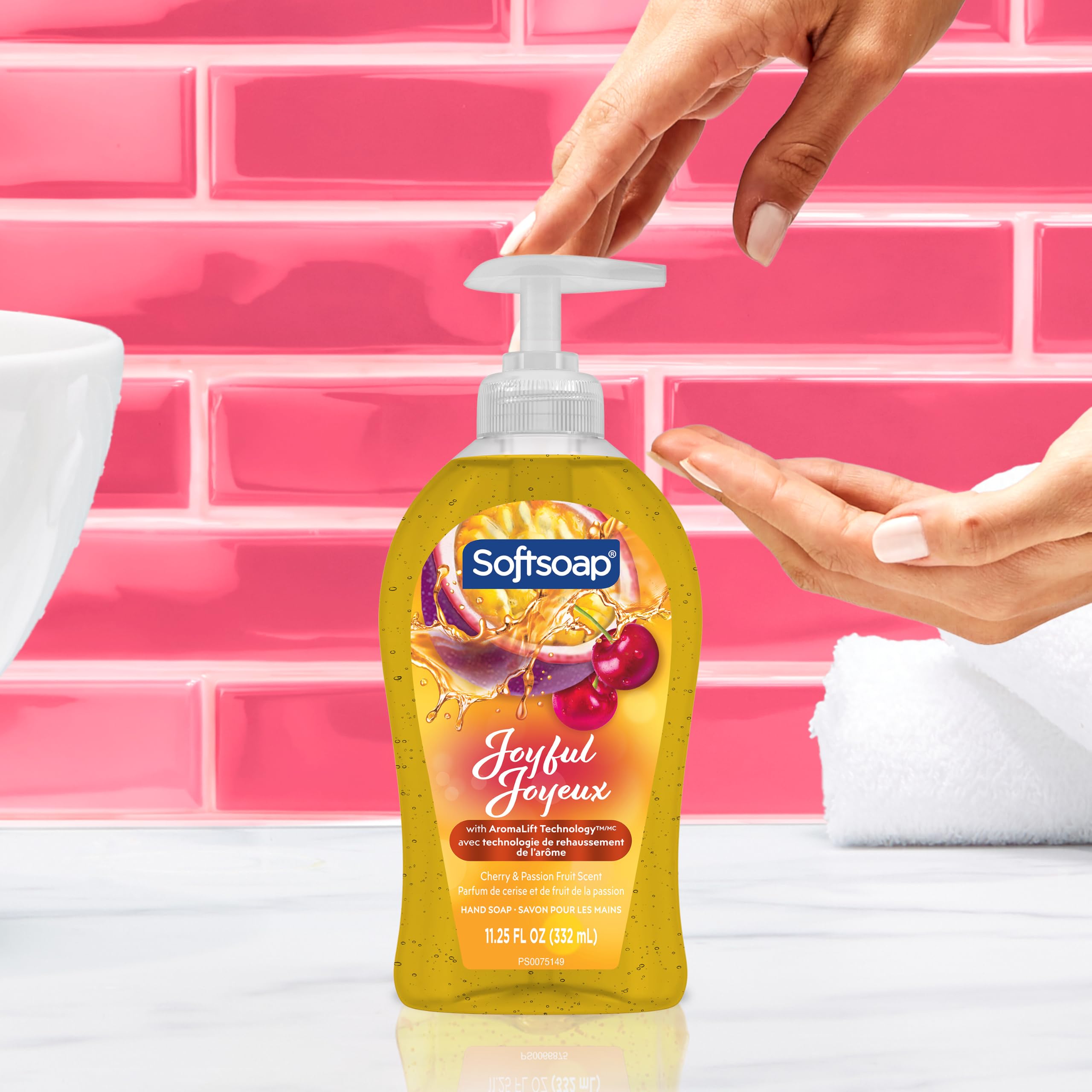 Softsoap single bottle label close-up highlighting scent and pump design benefit
