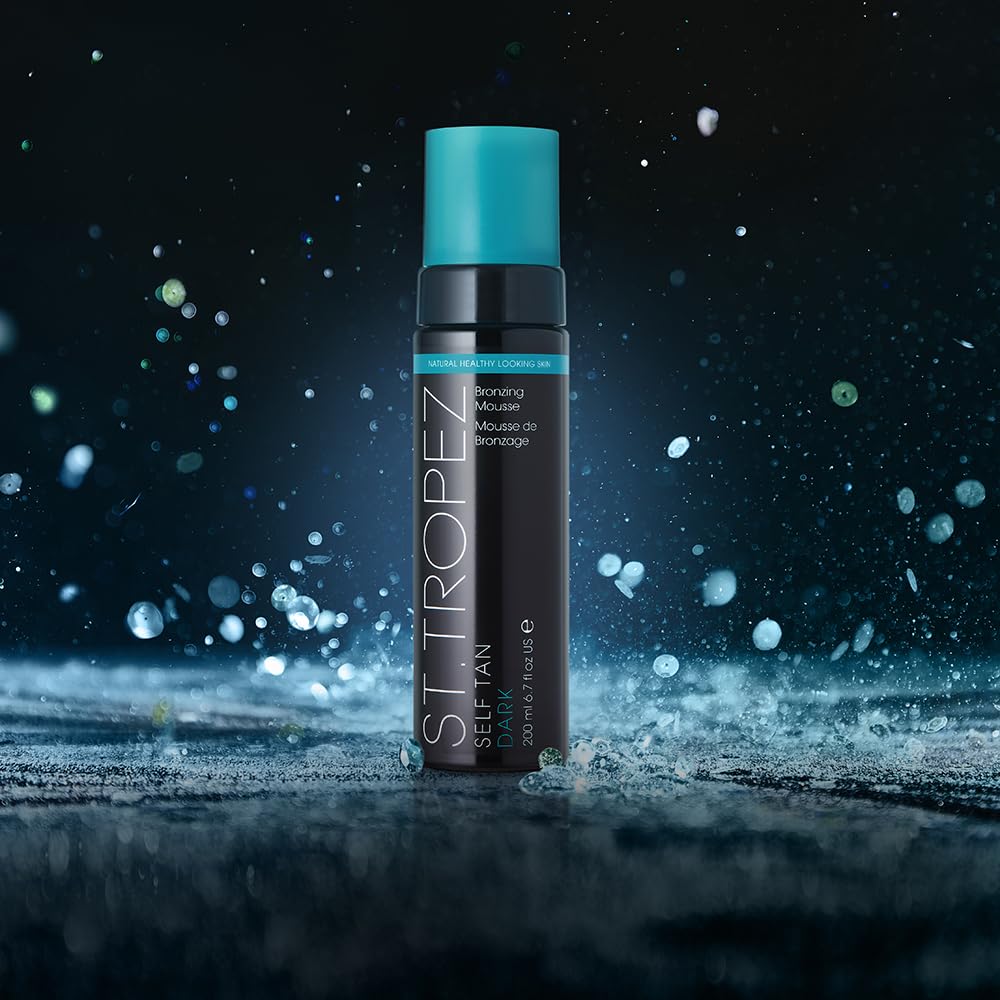 St.Tropez application mitt spreading mousse for even, streak-free coverage