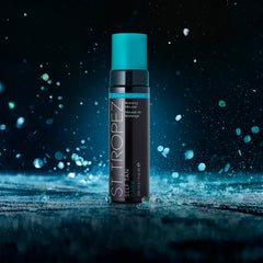 St.Tropez application mitt spreading mousse for even, streak-free coverage