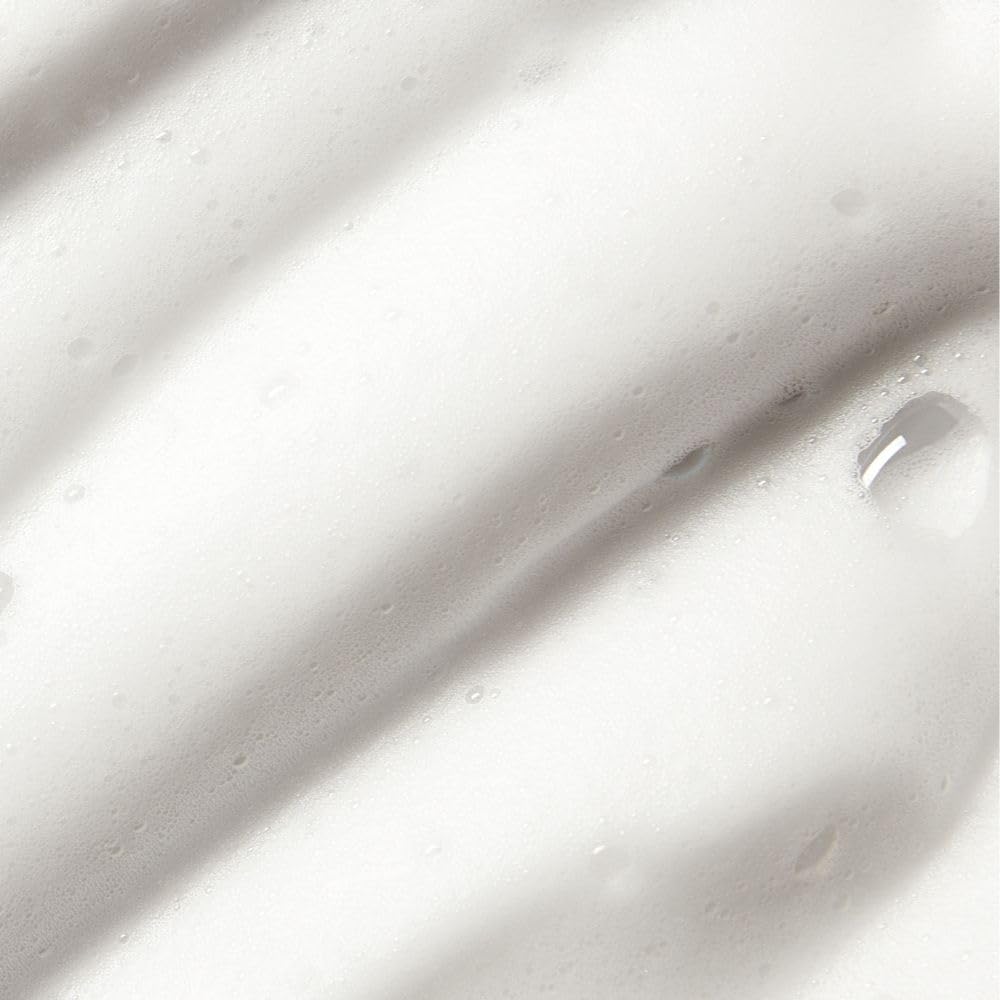 St.Tropez face mist in use demonstrating even spray for natural, hydrated glow