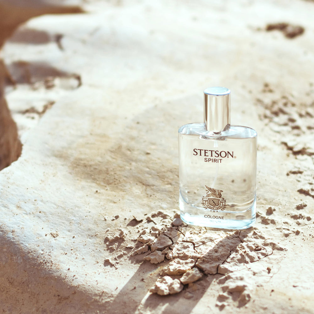 Fine spray mist of Stetson Spirit illustrating light projection and freshness