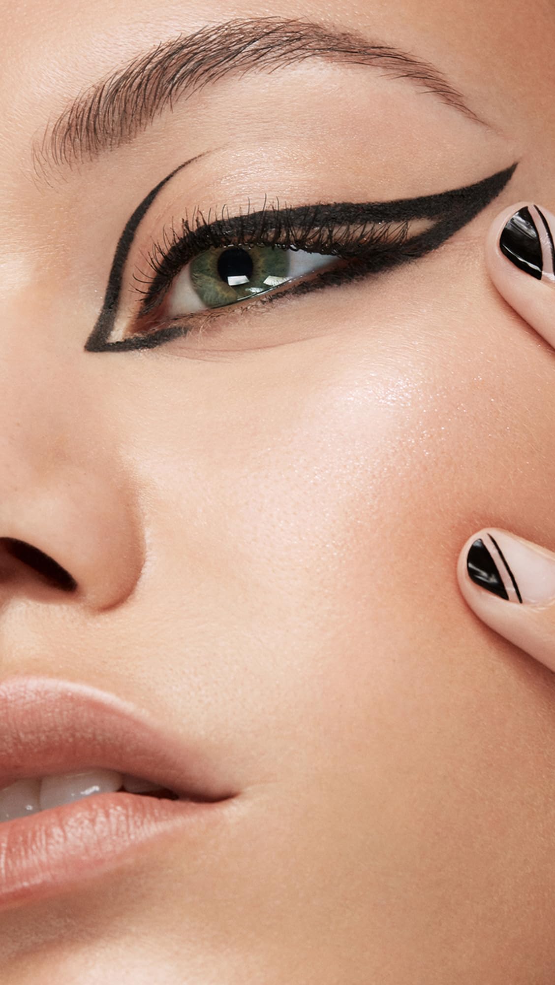stila application lashline demo showing clean wing and long-lasting finish