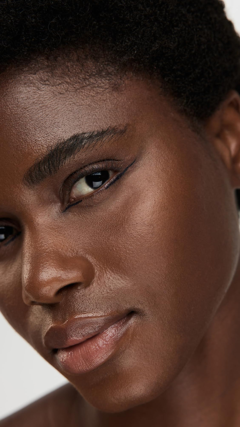 stila model applying winged liner showing long-wear precision benefit