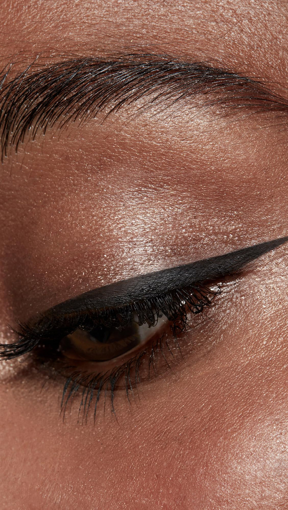 stila eyeliner being applied to eye illustrating easy control and defined look