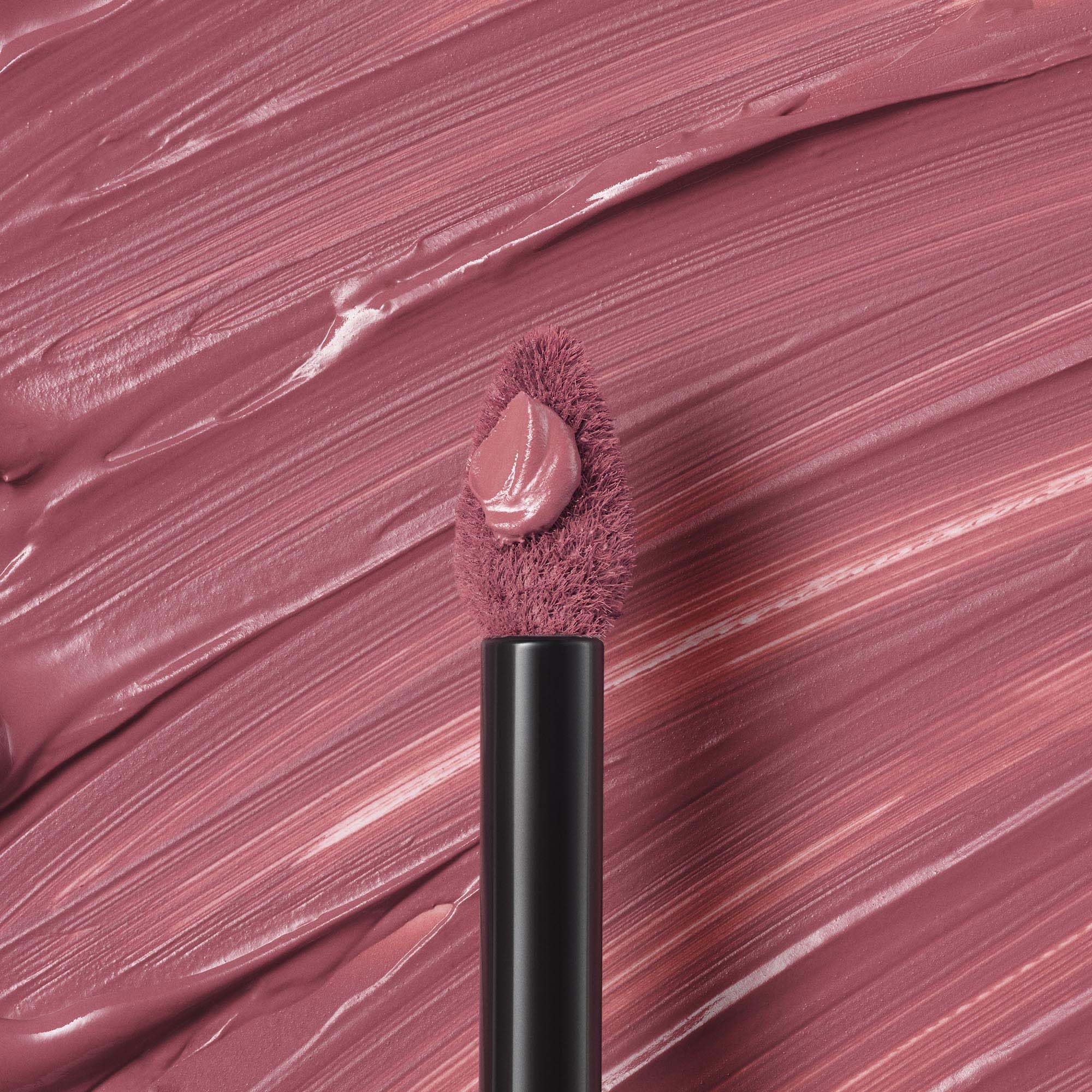 stila Patina lifestyle image of model wearing shade, showcasing all-day wearable look