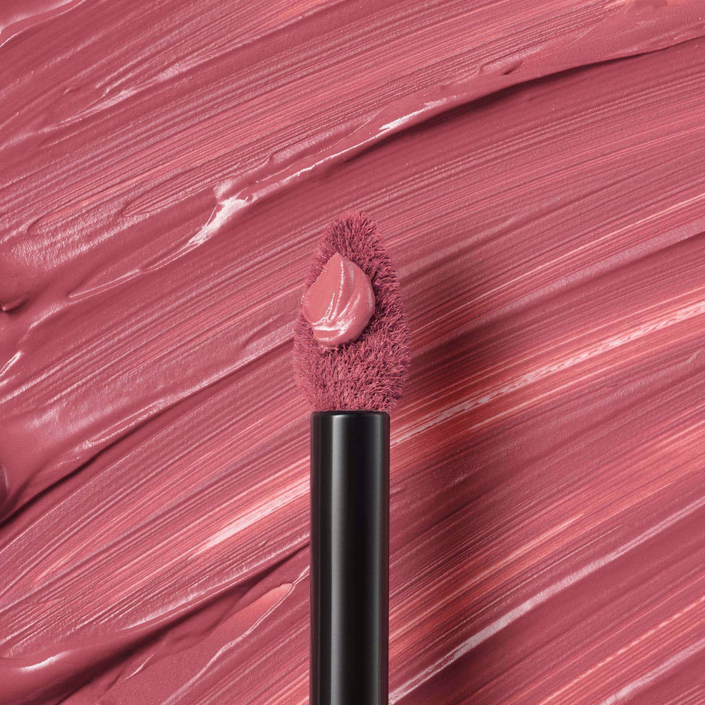 stila Patina lifestyle image of model wearing shade, showcasing all-day wearable look