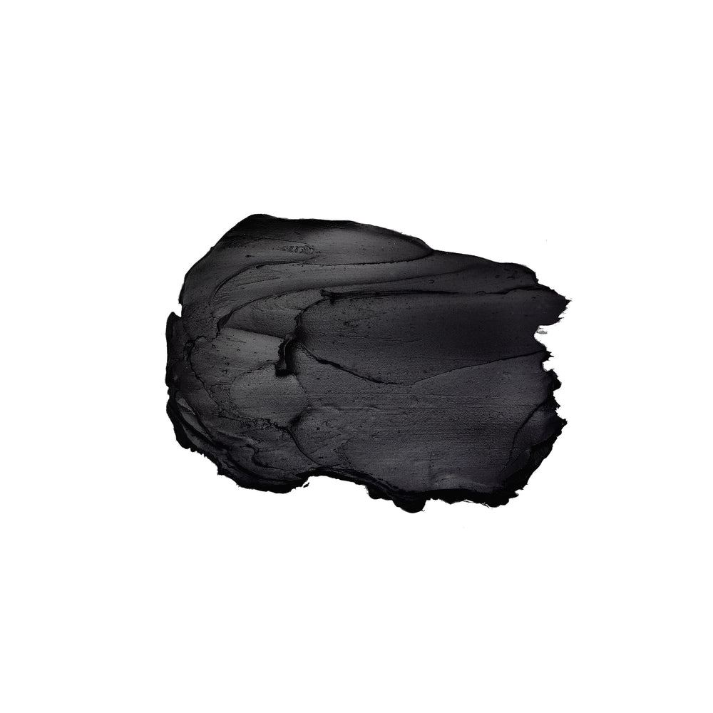 stila Smudge Pot worn on eyelid close-up demonstrating sultry smoky finish