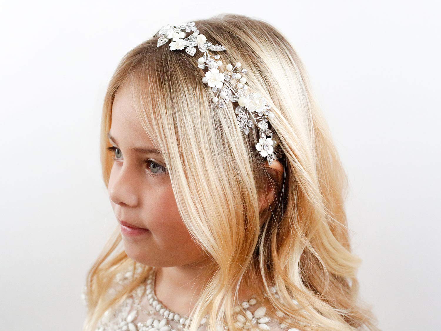 SWEETV girl wearing headband at event, demonstrates comfortable secure fit benefit