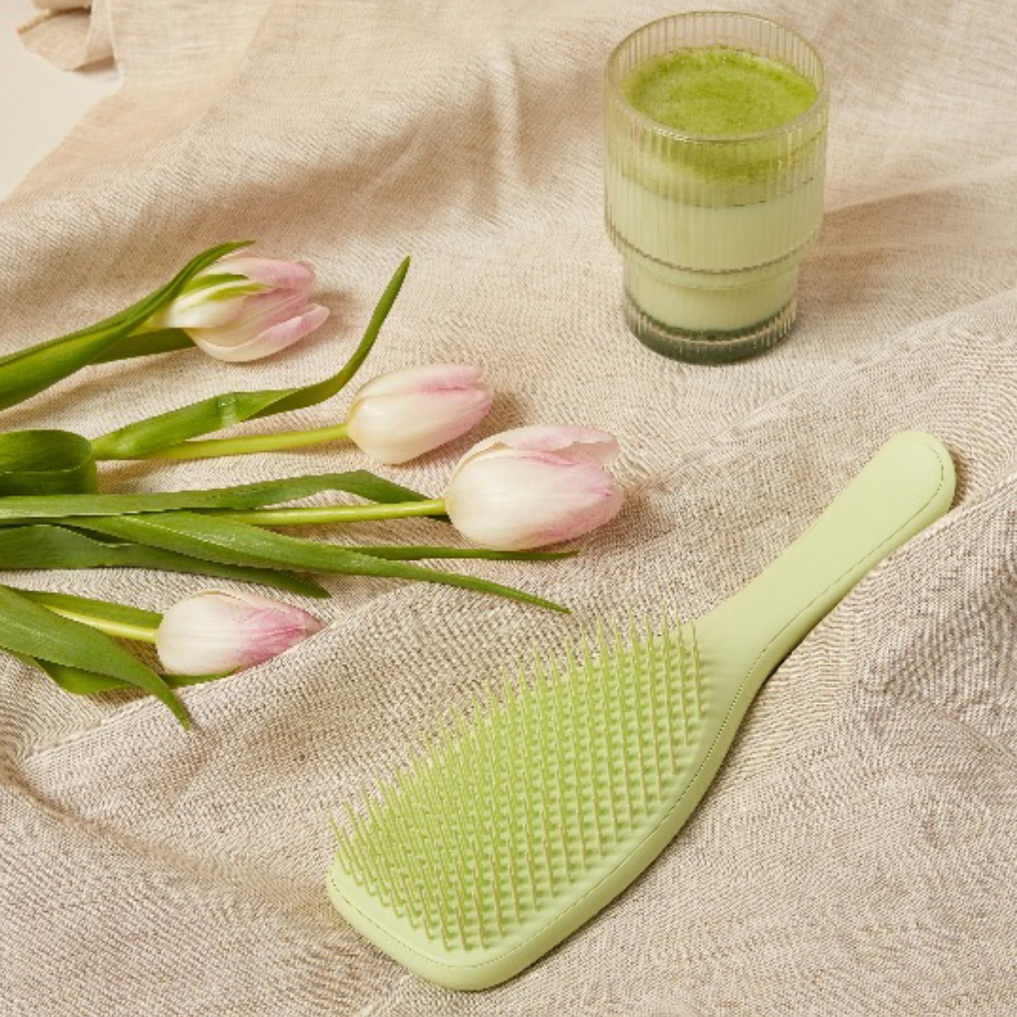 TANGLE TEEZER spreading conditioner evenly in shower for better product coverage