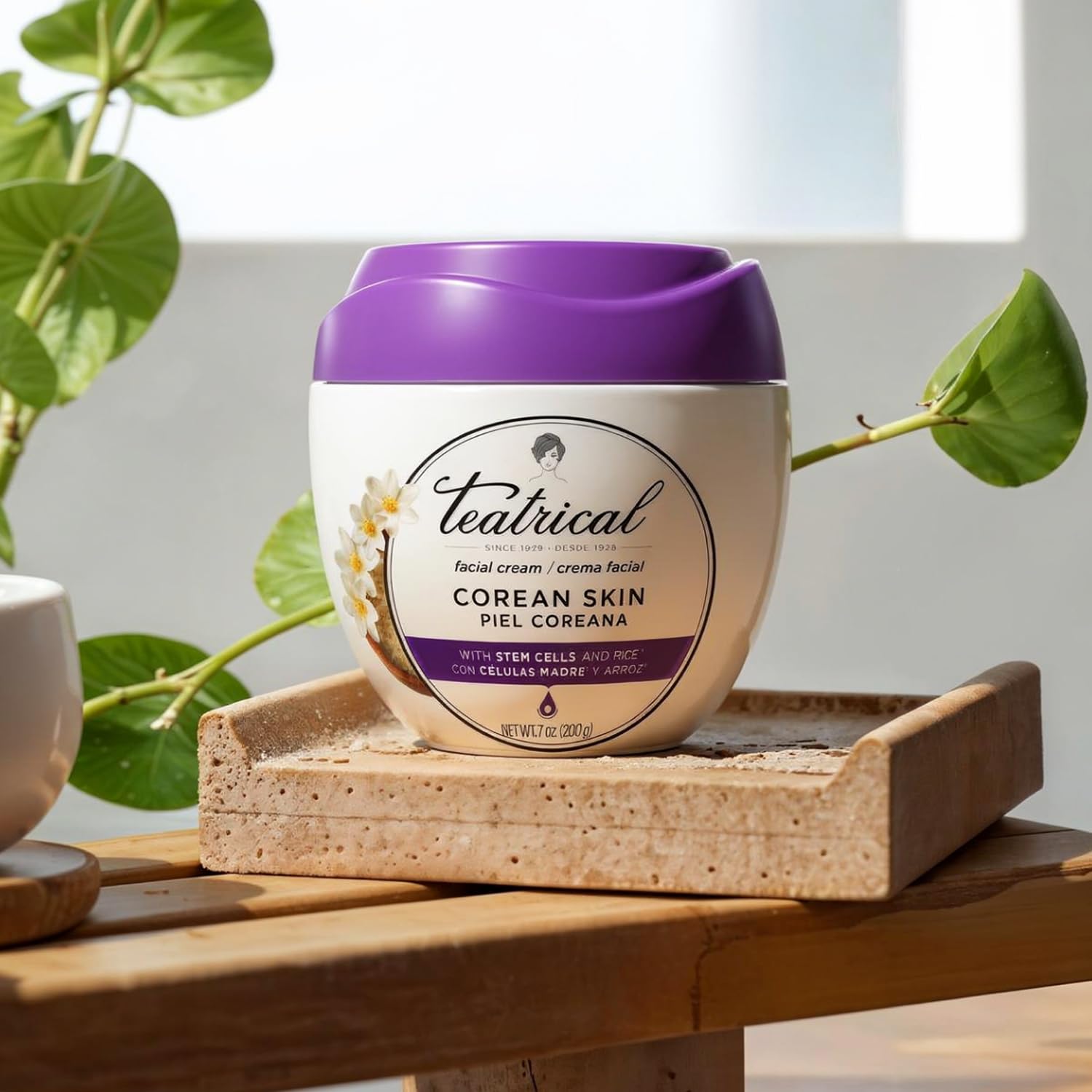 TEATRICAL cream applied on skin showing luminous finish and even tone benefit