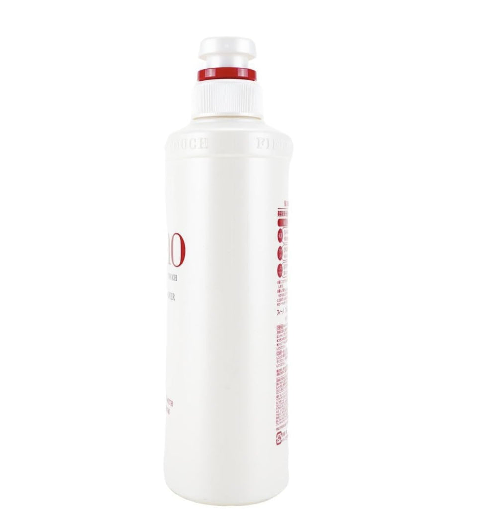 TJ SIGNATURE conditioner applied to towel-dried hair highlighting smoothness and styling ease