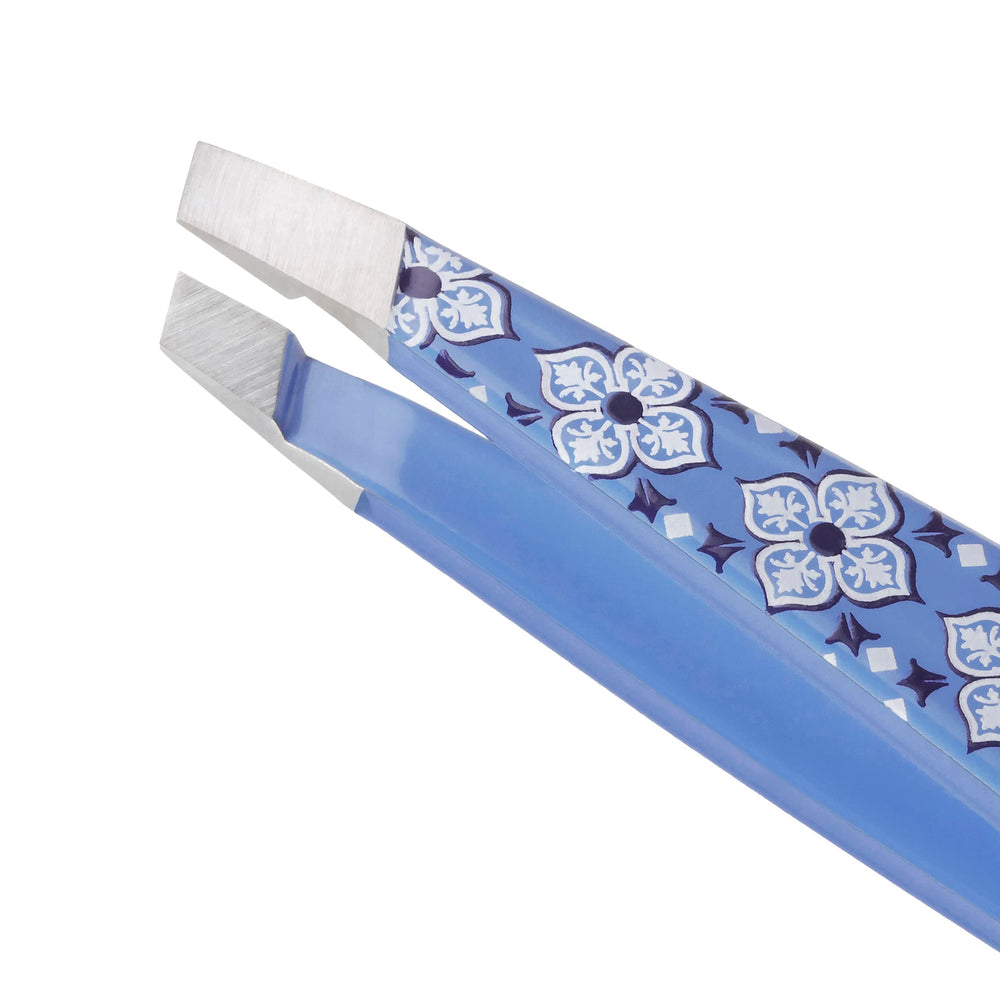 Tweezerman mini slant close tip detail highlighting hand-filed precision for sharper grip