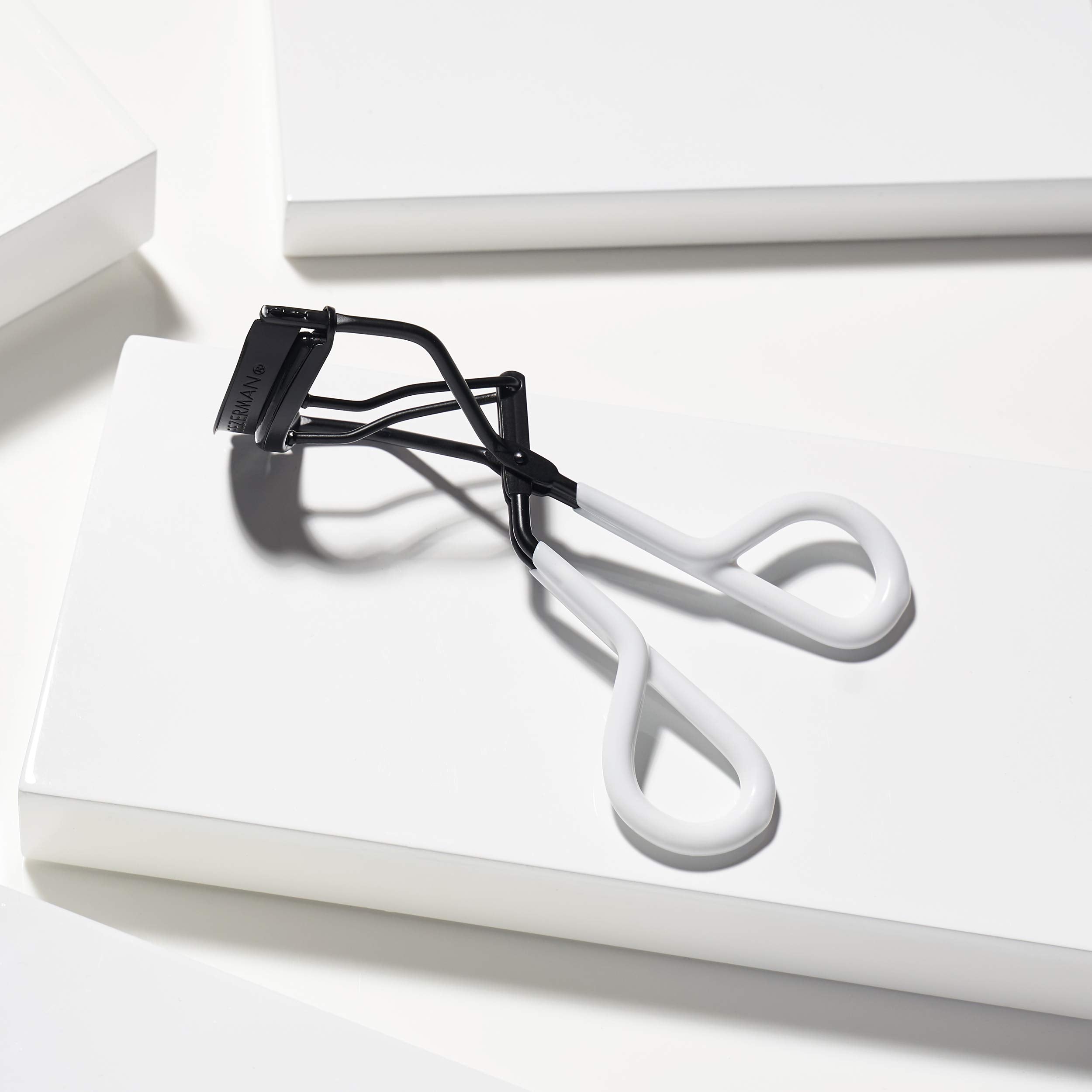 Tweezerman Onyx in use curling lashes for lifted, wide-awake appearance