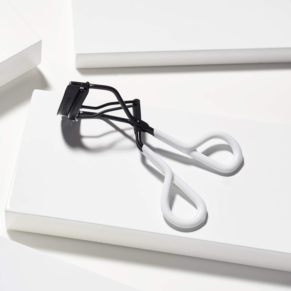 Tweezerman Onyx in use curling lashes for lifted, wide-awake appearance