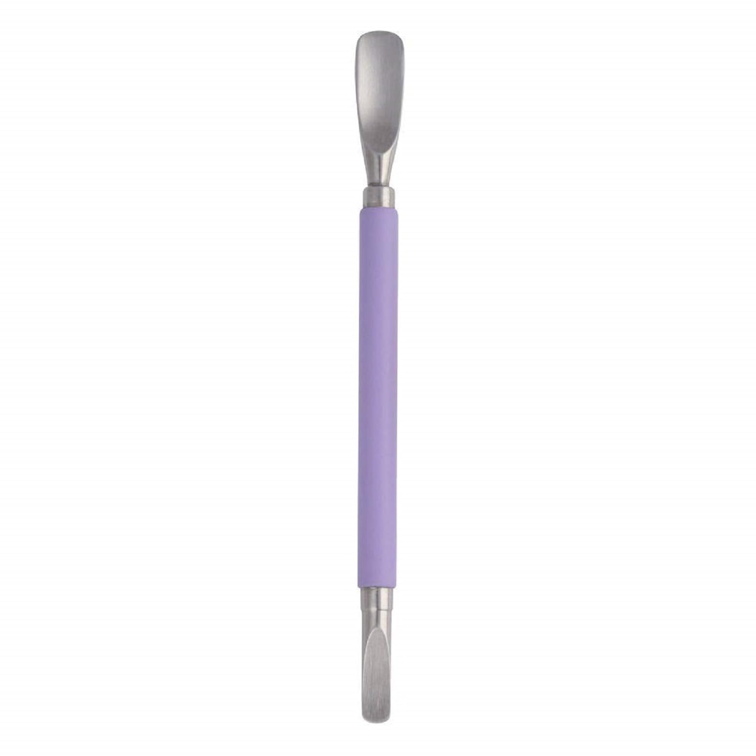 Tweezerman Pushy soft-touch handle detail for secure comfortable grip