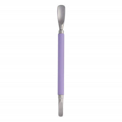 Tweezerman Pushy soft-touch handle detail for secure comfortable grip