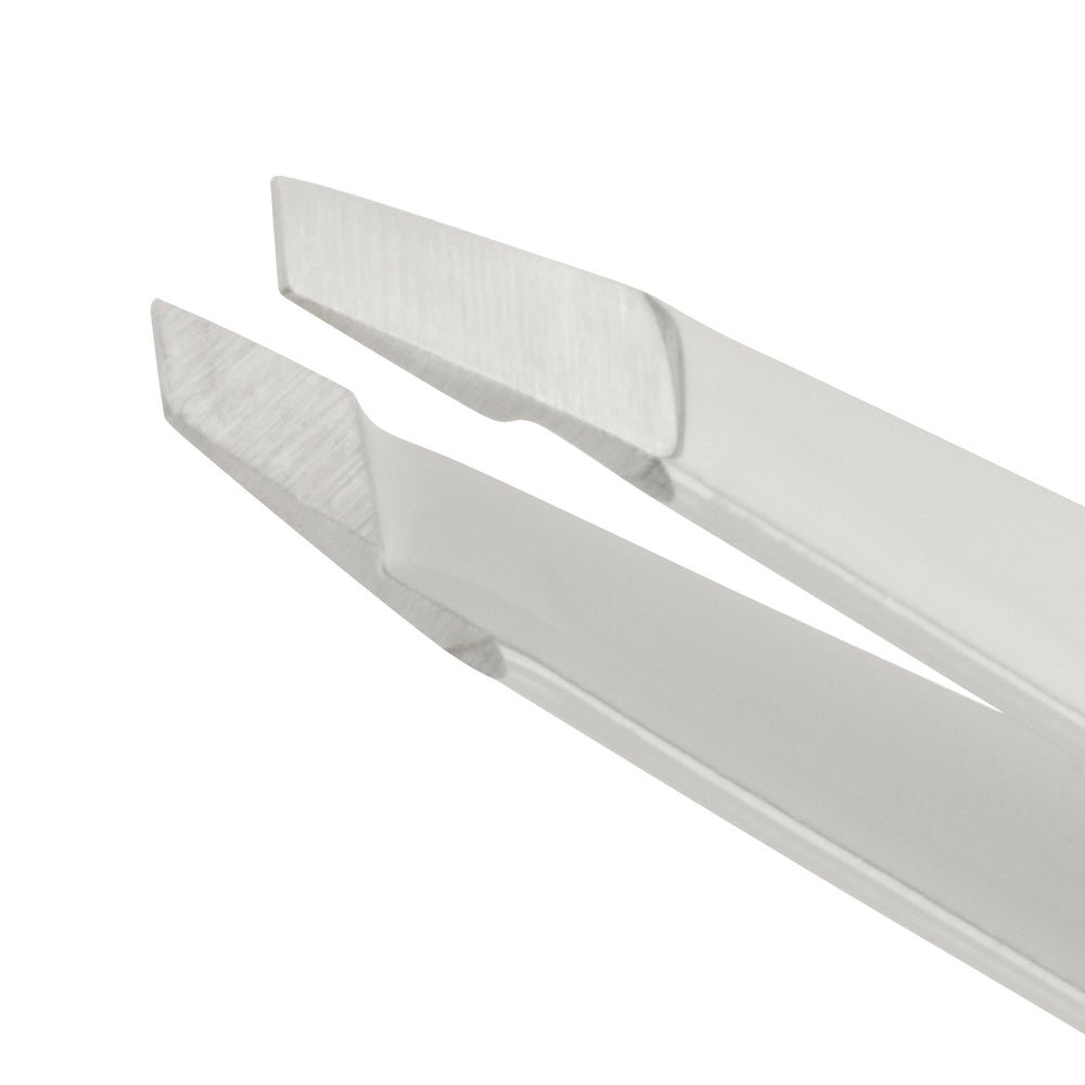 Tweezerman tweezer held in hand demonstrating comfortable control