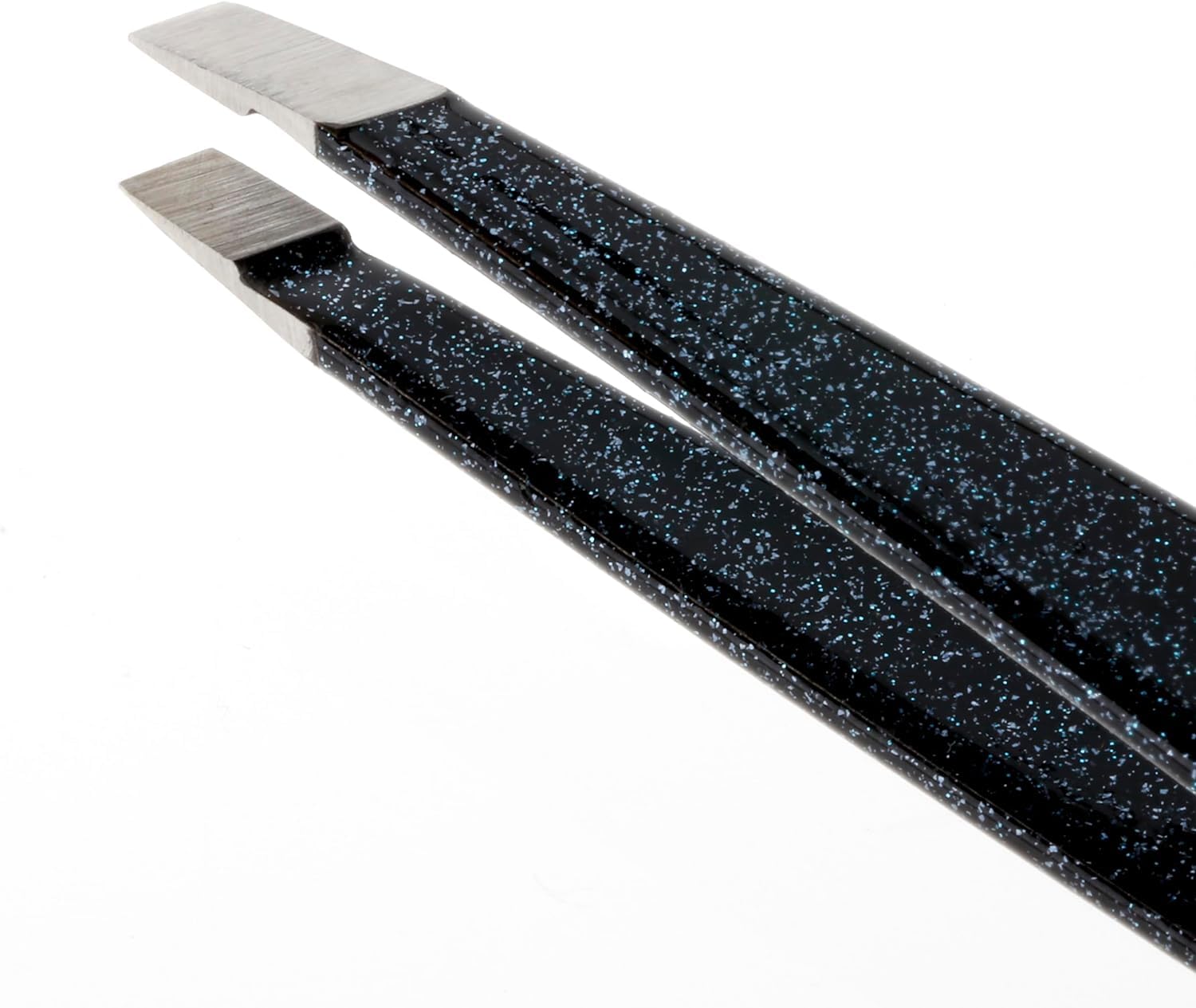 Tweezerman close-up of hand-filed slanted tips highlighting accurate hair grip