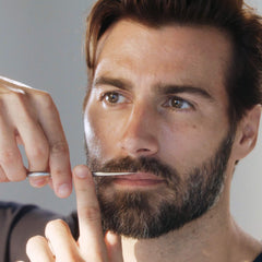 Tweezerman close-up of comb teeth showing alignment for even trims and smoother styling