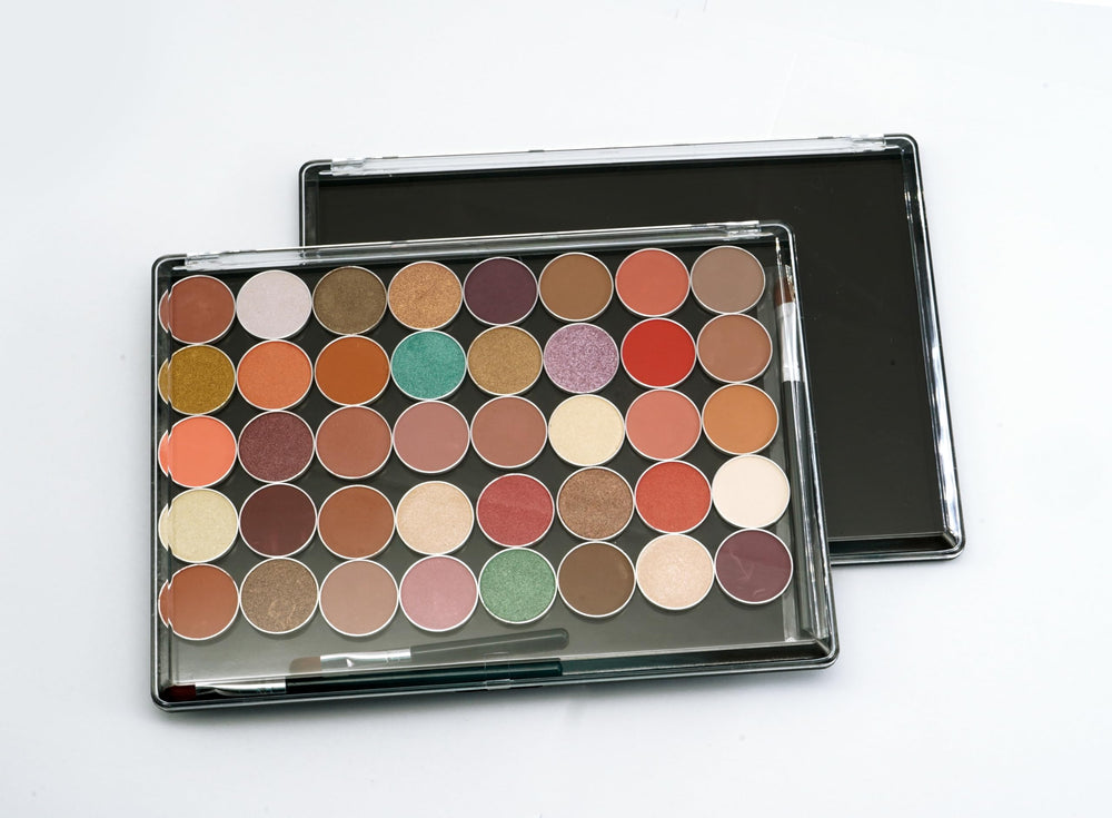 UDTIP wiping the plastic palette to show easy cleaning and low-maintenance