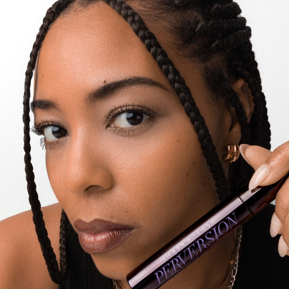Urban Decay brush detail capturing soft bristles that hug lashes for clump-free volume
