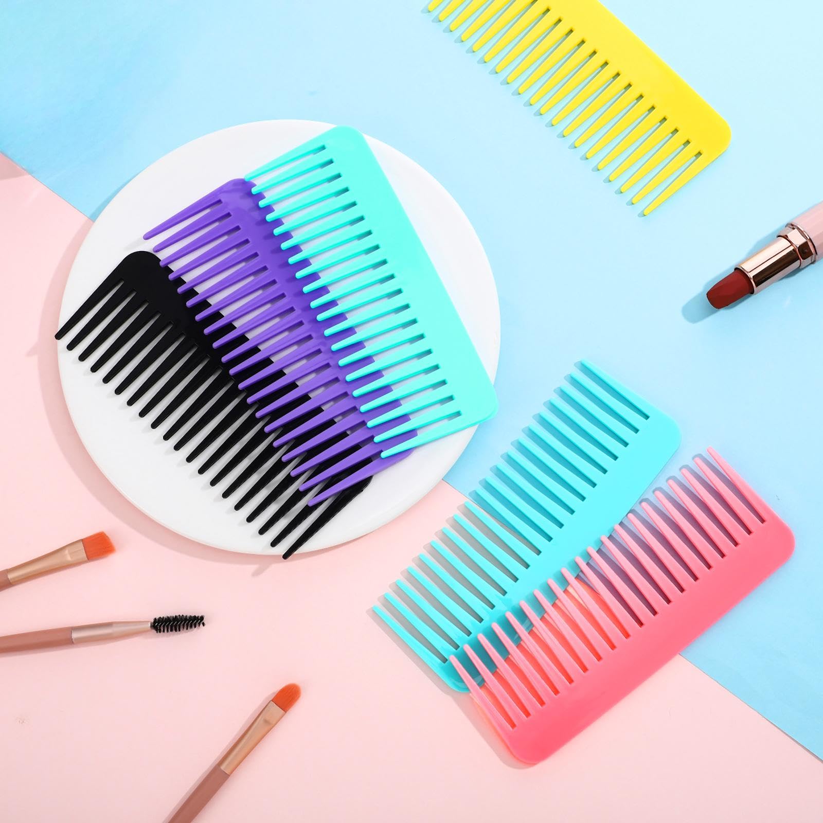 Vesici close-up of wide teeth highlighting gentle detangling benefit